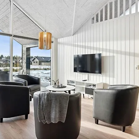 Spacious Retreat Near *
