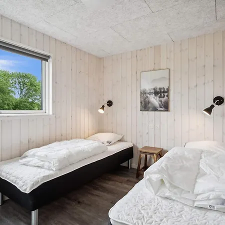 Semesterbostad Spacious Retreat Near - By Traum