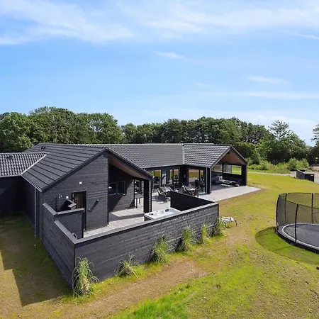 Semesterbostad Spacious Retreat Near - By Traum *