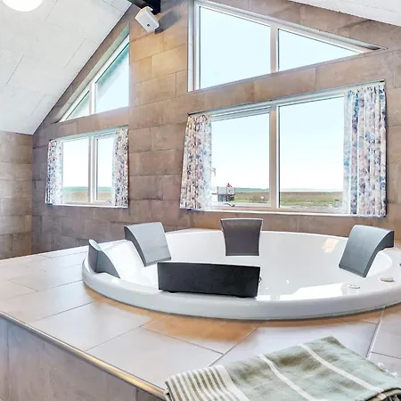 Spacious Retreat Near * Sarup