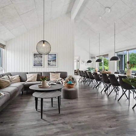 Spacious Retreat Near 別荘
