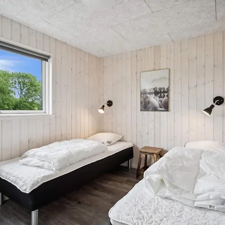 Spacious Retreat Near 別荘